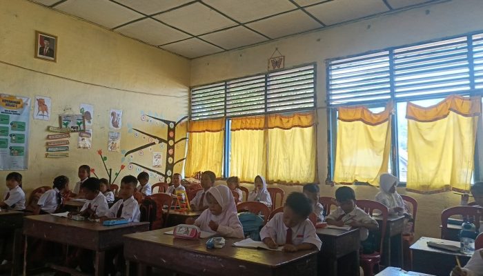 KKN Mandiri Universitas Nurul Huda : Mengenalkan huruf Hijaiyah